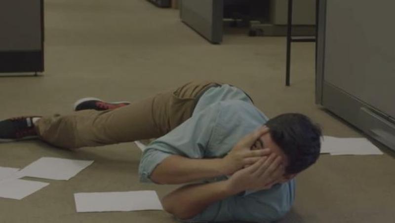 VIDEO! Aşa ar arăta viaţa dacă oamenii ar avea reacţiile de pe teren ale fotbaliştilor!