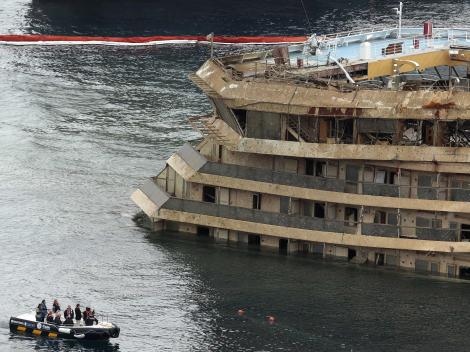 Vaporul de croazieră Costa Concordia pluteşte din nou!