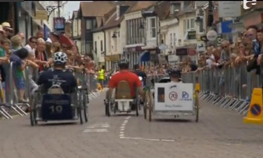 Marele Premiu pentru Maşinuţe cu Pedale, desfăşurat &icirc;ntr-un orăşel englez