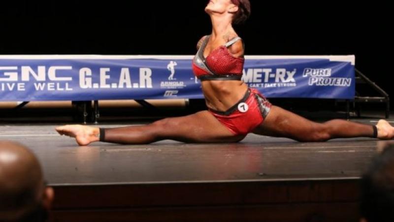 Fără mâini dar cu o voință de fier! O sportivă de performanță a ridicat sala în picioare la Campionatul de Bodybuilding Junior din SUA