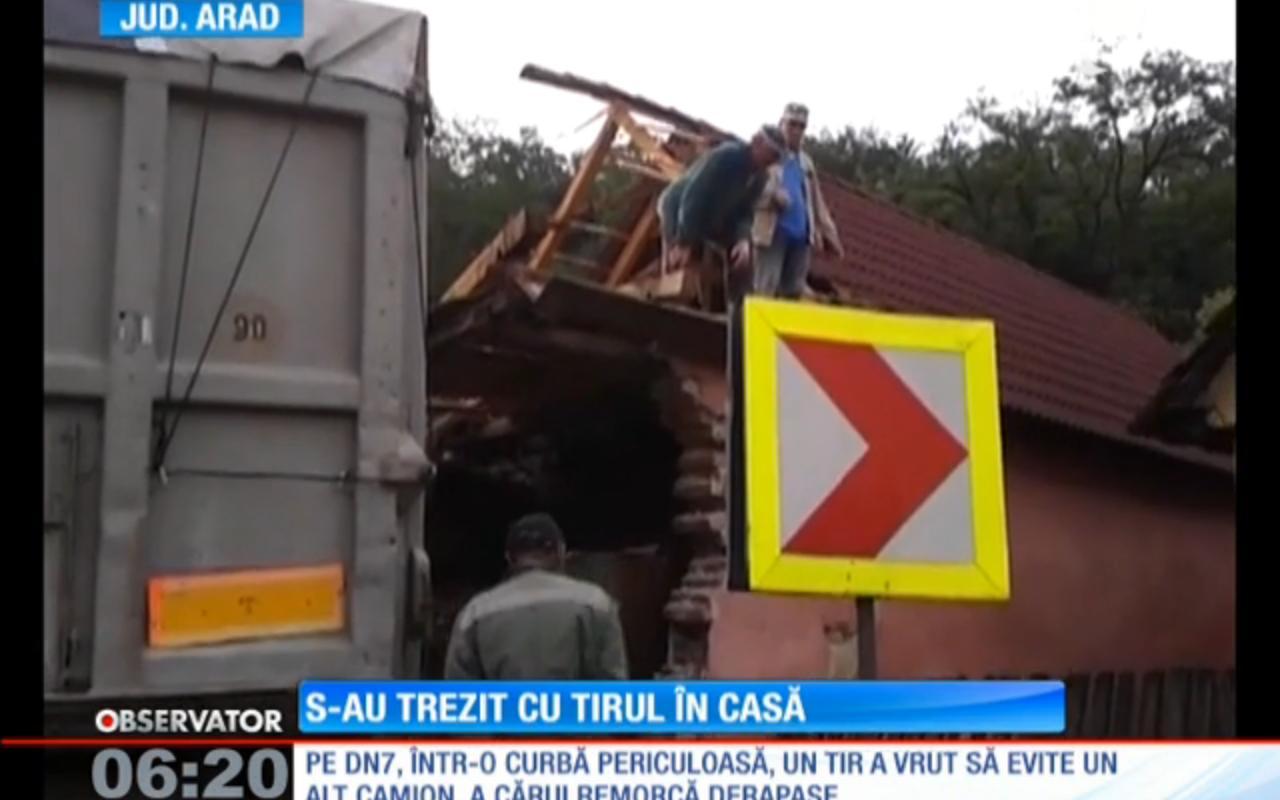 Au scăpat cu viaţă, ca prin minune! S-au trezit cu un TIR &icirc;n casă!