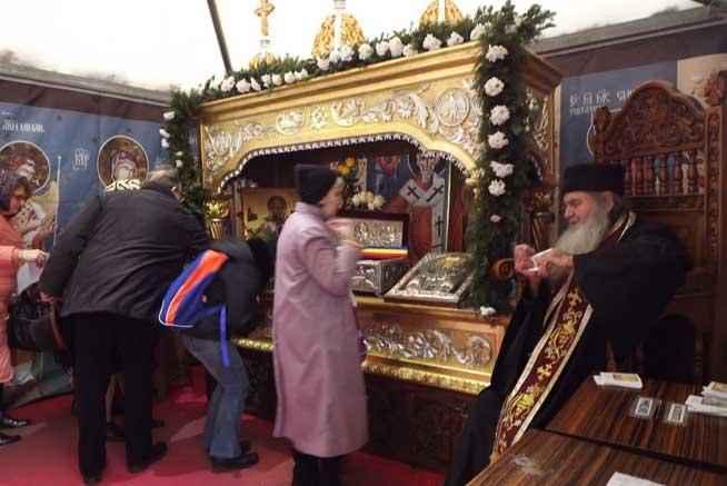 Doamne, la ce ne lași să ne &icirc;nchinăm? Moaște FALSE la o Biserică din Rom&acirc;nia