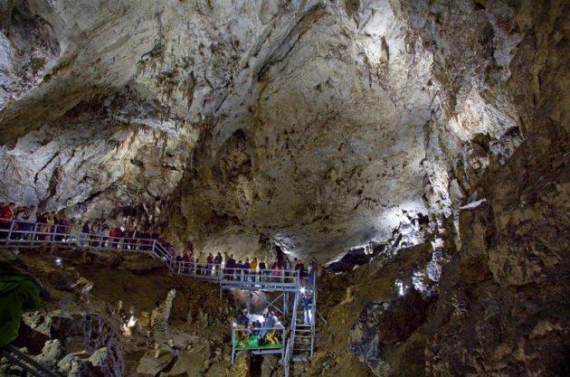 Galerie FOTO: Rom&acirc;nia se poate lăuda cu o peşteră ULTRAMODERNĂ