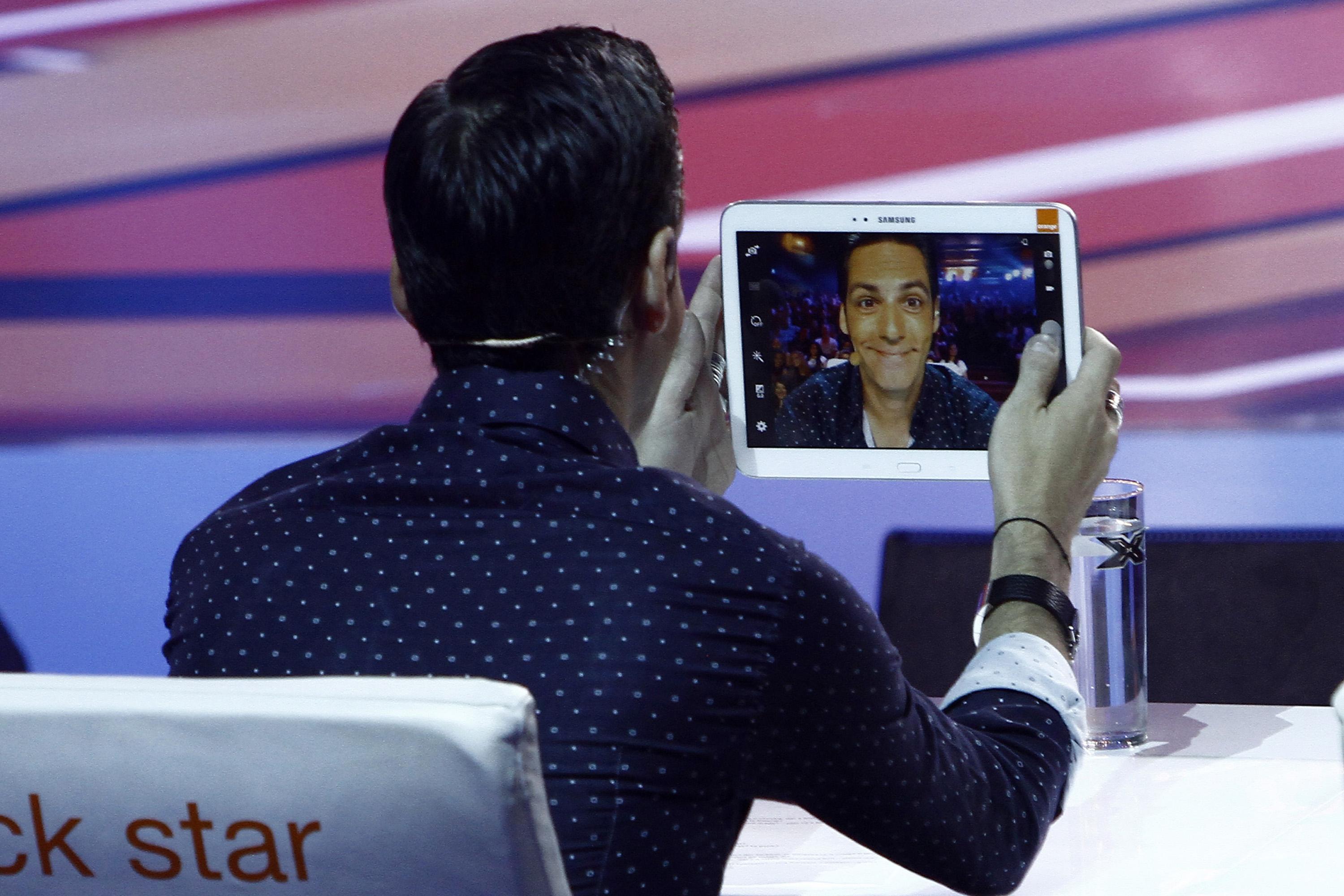 Ştefan Bănică, juratul "X Factor", a fost surprins &icirc;n timp ce &icirc;și făcea un selfie de senzaţie!