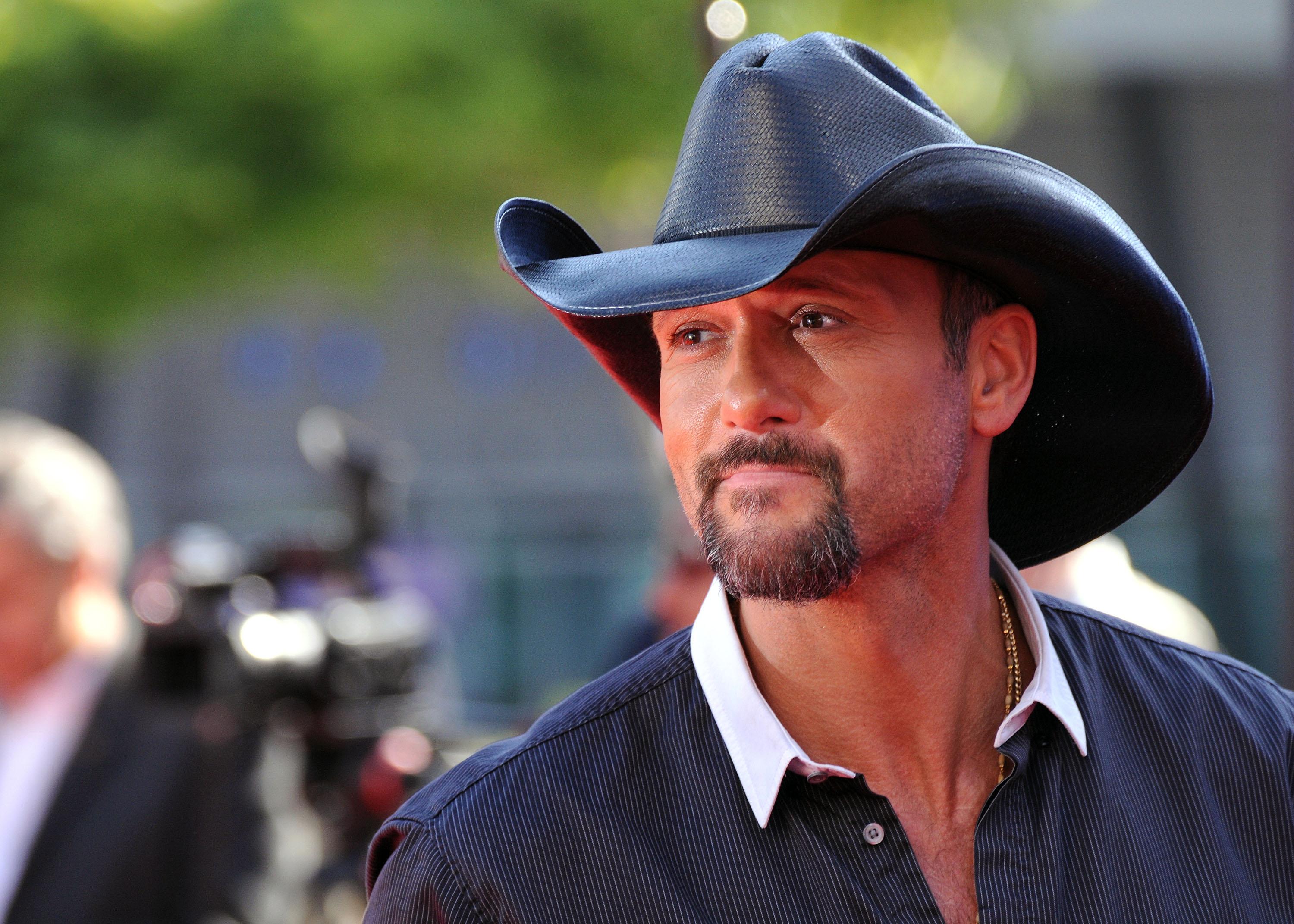 Un mare c&acirc;ntăreţ a pocnit o femeie &icirc;n timpul unui concert: Imaginile spun totul!