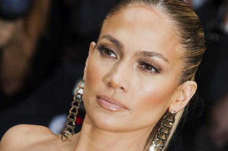 Jennifer Lopez nu are complexe! Vedeta a pozat NEMACHIATĂ!