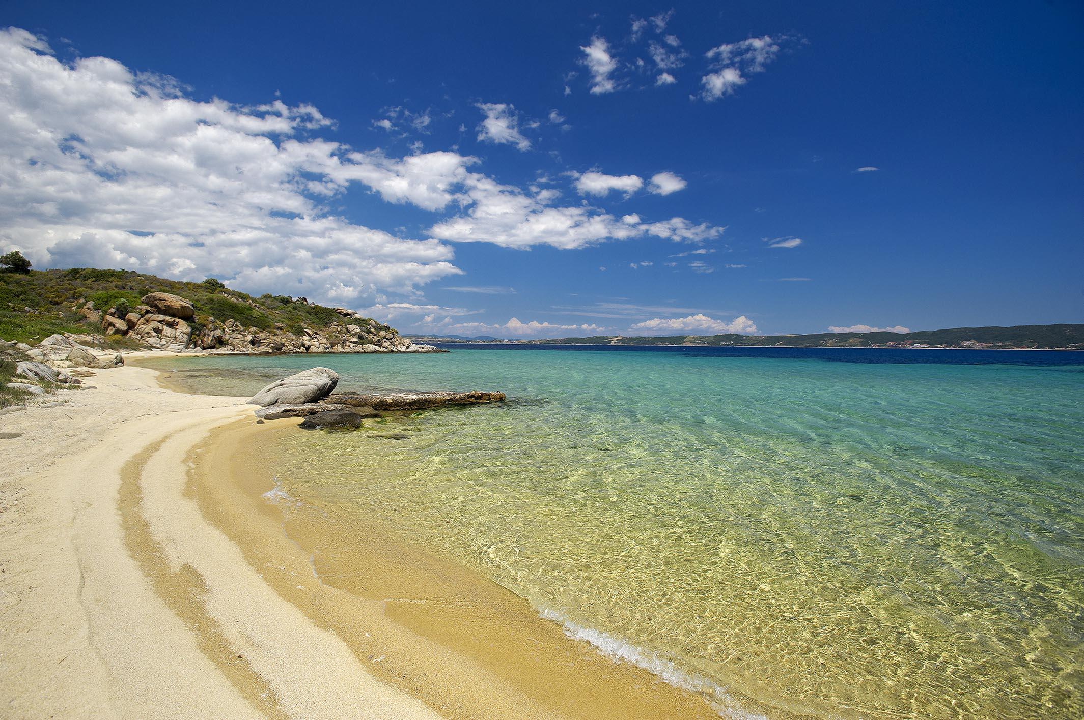 Pante domoale de munti si linii de coasta serpuitoare in Halkidiki