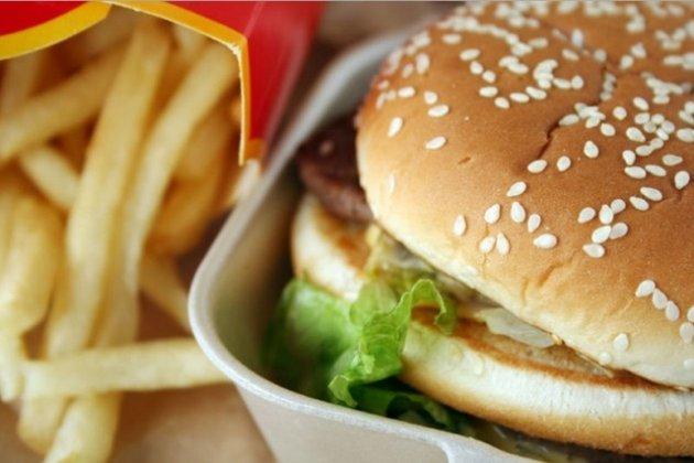 A SLĂBIT 17 kilograme după ce a m&acirc;ncat trei luni doar fast food