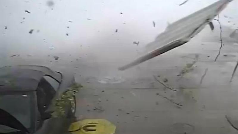 VIDEO! Dezastru iminent: Uite cum o benzinărie a fost lovită de tornadă !