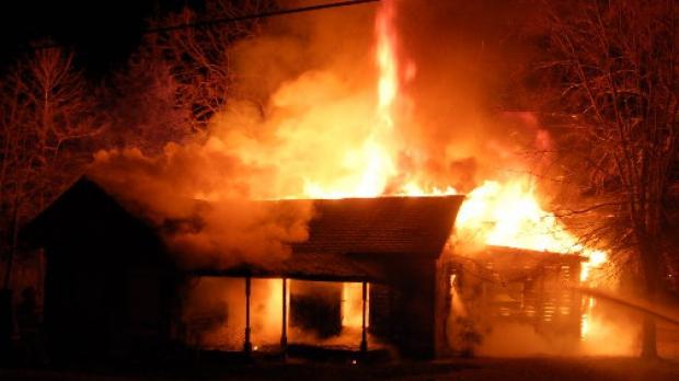 Istorie arsă! Flăcări de zeci de metri au mistuit o clădire veche de un secol &icirc;n Canada