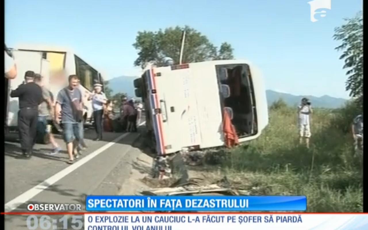La un pas de tragedie! Un autocar plin cu călători s-a răsturnat pe DN1