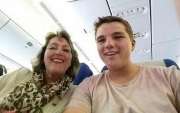 Ultimul selfie &icirc;nainte să moară &icirc;n avionul groazei!  Povestea băiatului care s-a stins &icirc;n brațele mamei