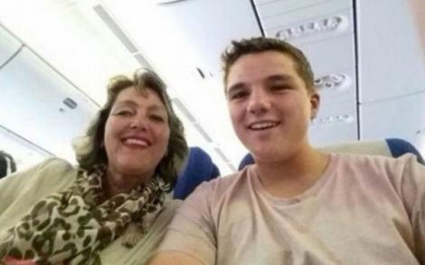 Ultimul selfie înainte să moară în avionul groazei!  Povestea băiatului care s-a stins în brațele mamei