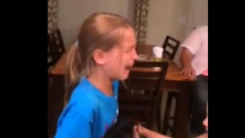 Reacţia neaşteptată a unei fetiţe când îşi primeşte cadoul