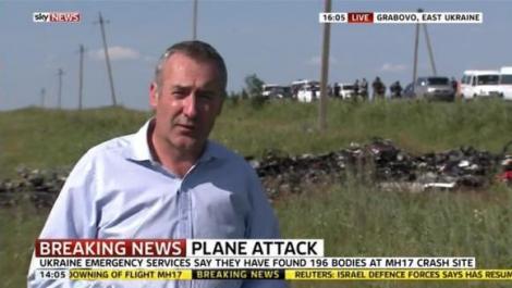 VIDEO: GAFĂ INCREDIBILĂ! În ce ipostază este filmat un reporter Sky News, în locul unde s-a prăbuşit avionul Malaysia Airlines!