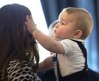 Răsfăţatul Marii Britanii! Prinţul George a &icirc;mplinit astăzi un an