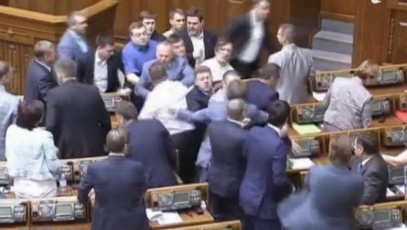 Bătaie ca-n filme în parlamentul ucrainean