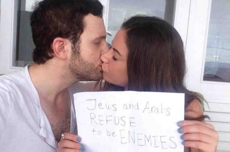 Selfie-ul care a devenit simbol al păcii: O arăboaică sărută un evreu