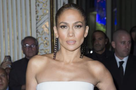Jennifer Lopez, provocatoare la 44 de ani, în costum de baie