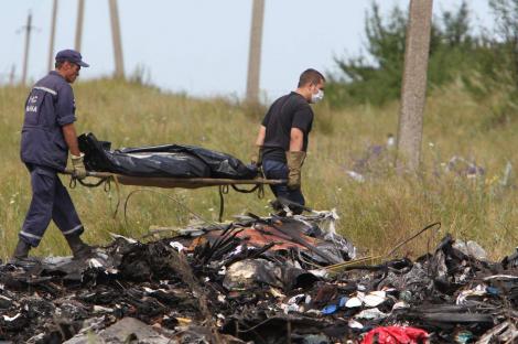 Durere fără margini! Trupurile neînsufleţite ale victimelor avionului doborât ajung în Olanda