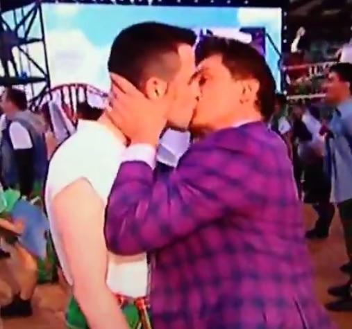 DOI BARBAȚI s-au sărutat, cu foc, pe gură, &icirc;n fața a DOUĂ MILIARDE DE OAMENI. Clark Gable și Vivien Leigh ar fi fost geloși