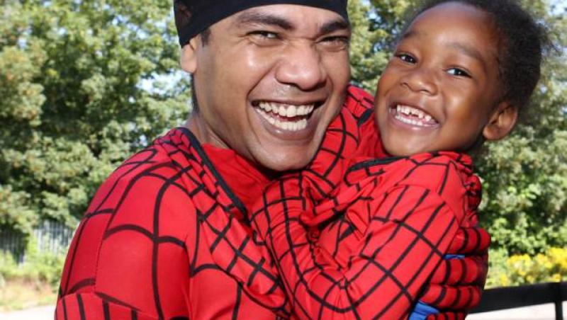 Tată şi fiu, costumaţi în Spider-Man
