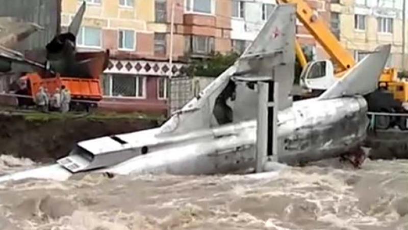 Rusia, ţara tuturor posibilităţilor: Două avioane de luptă au fost luate de viitură!