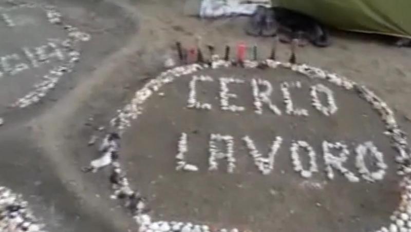 Un şomer român din Italia cere loc de muncă printr-un anunţ scris în nisip