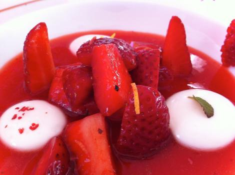 Chef Sorin Bontea recomandă:  Supă-cremă rece de căpșune cu piper roșu