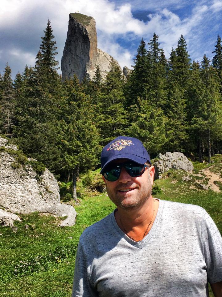 Cătălin Botezatu creşte un copil de 14 ani! L-a adoptat la distanţă din Indonezia