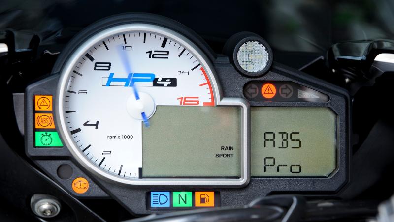 Premieră mondială: ABS Pro, primul sistem de asistență la frânare pe viraje pentru motoarele supersport