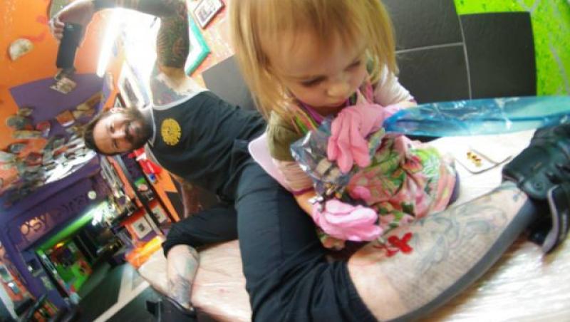 Cel mai tânăr artist tatuator: o fetiţă de patru ani
