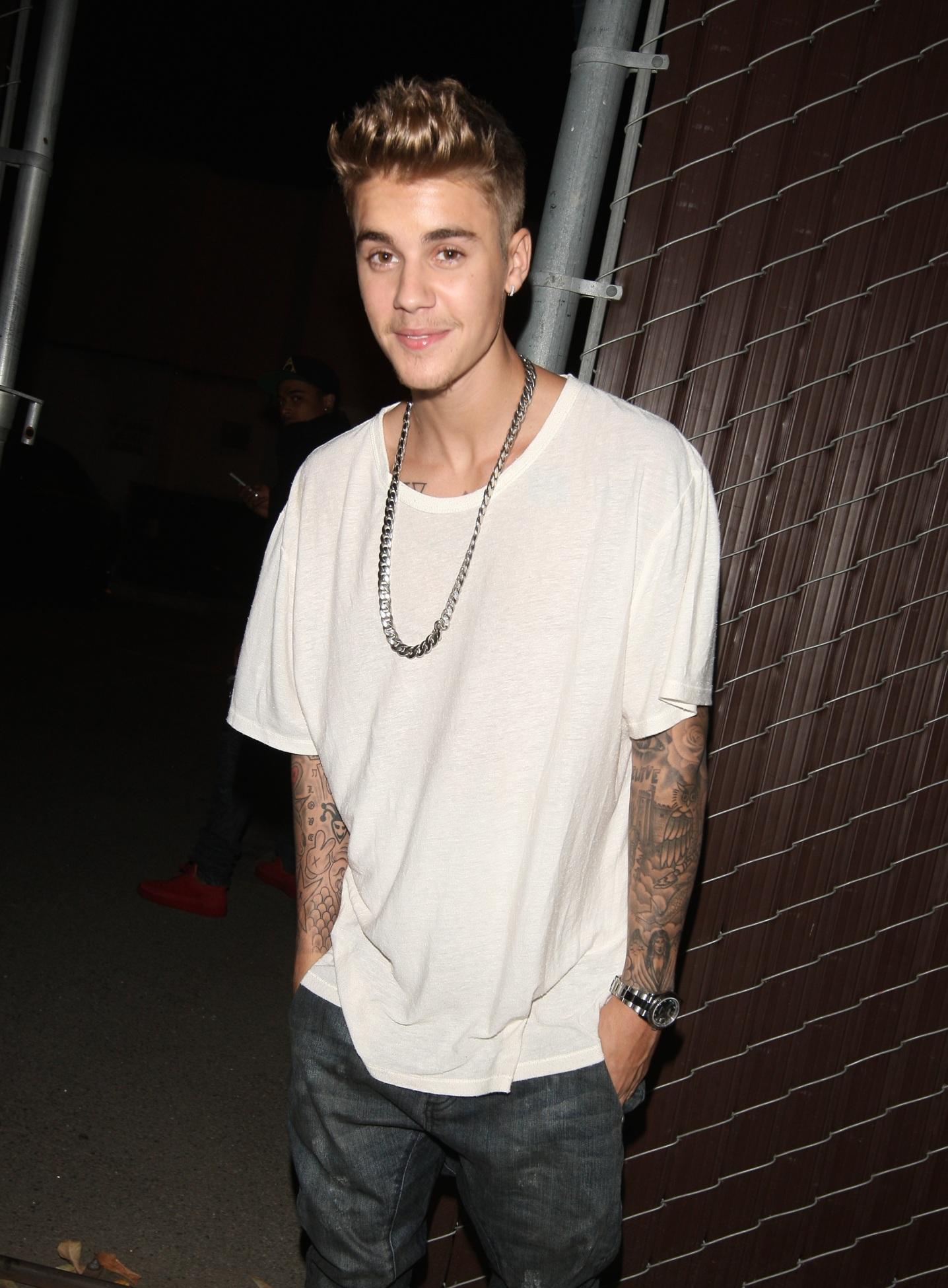 Fanii au &icirc;ncremenit c&acirc;nd l-au văzut: Justin Bieber, &icirc;n cărucior cu rotile la Disneyland!