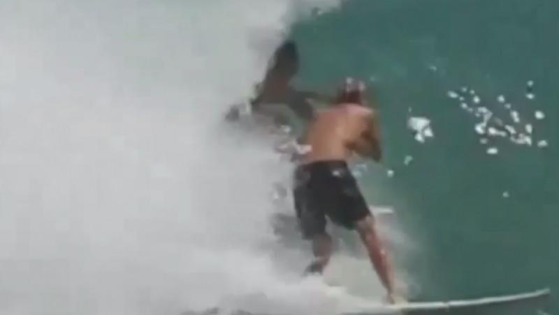 VIDEO! Doi surferi s-au bătut pe același val!