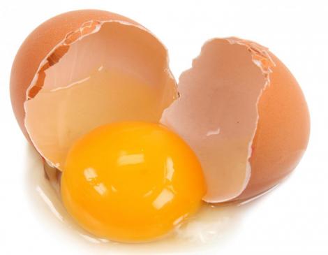 Tehnica prin care poţi face omletă fără să spagi oul