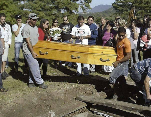 &Icirc;i pl&acirc;ngeau la căpăt&acirc;i, dar a &Icirc;NVIAT la propria &icirc;nmorm&acirc;ntare. Le-a &icirc;nghețat s&acirc;ngele &icirc;n vene c&acirc;nd au auzit ce a rostit!