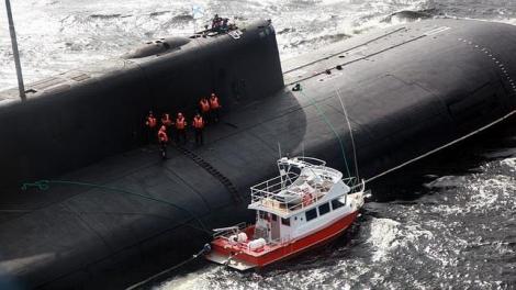 Bărcuța cea pitică salvată de VORONEJ, uriașul submarin atomic rusesc!