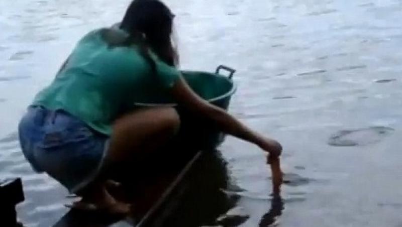 VIDEO-NU TE UITA dacă ești slab de înger! Prinde PIRANHA cu mâinile GOALE