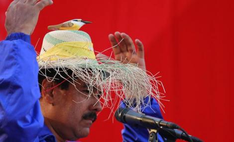 Nicolas Maduro, el presidente de Venezuela, umblă cu o păsărică pe cap. Dar nu e codobatură, e spiritul lui Hugo Chavez