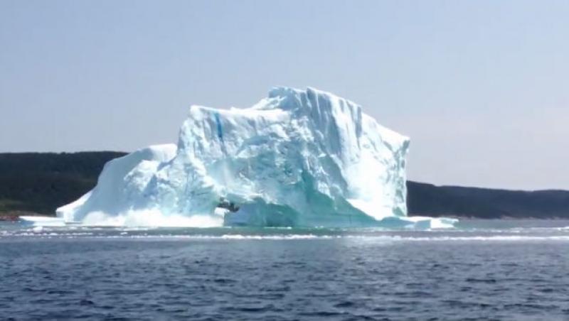 Un iceberg s-a prăbuşit în faţa unui cuplu