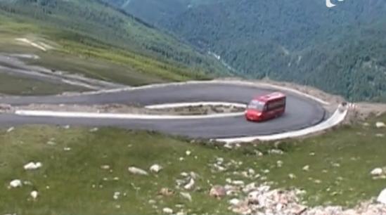 Protest inedit pe Transalpina! Hotelierii sunt nemulţumiţi ca şoseaua a fost &icirc;nchisă circulaţiei rutiere