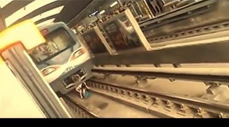 VIDEO: Îţi e frică să te uiţi!!! O GRAVIDA a căzut în faţa trenului