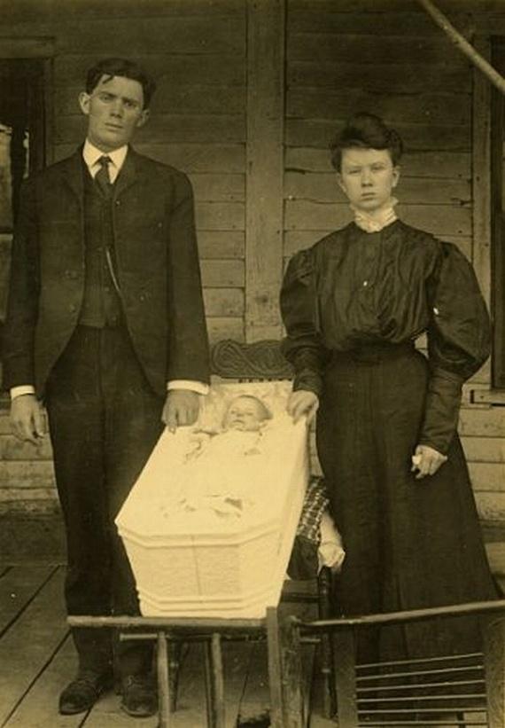 Galerie FOTO. Pasiune BOLNAVĂ! S-au pozat alături de COPII MORȚI!