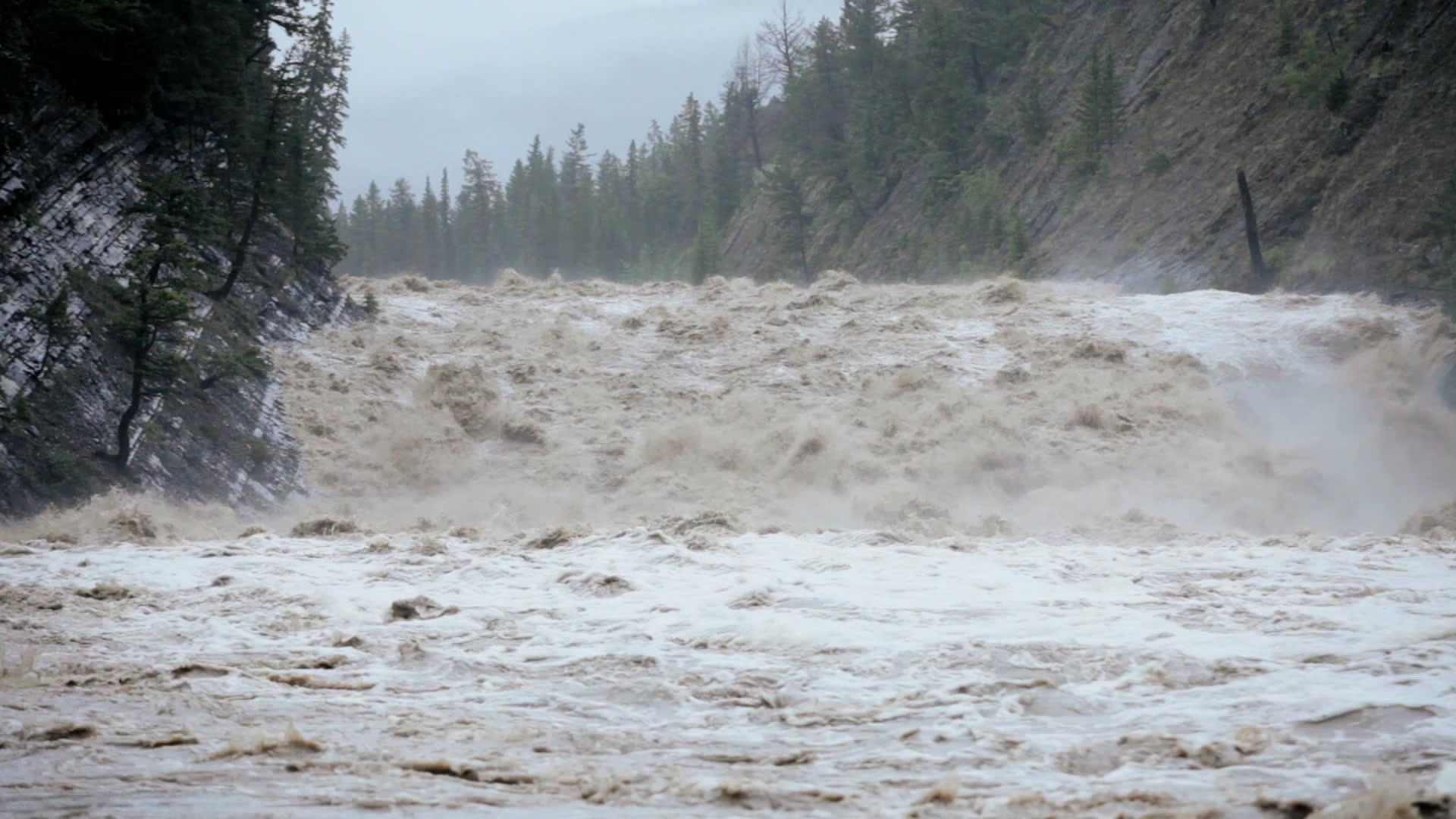 Județul Argeș, devastat de inundații! Un tren a deraiat din cauza viiturii