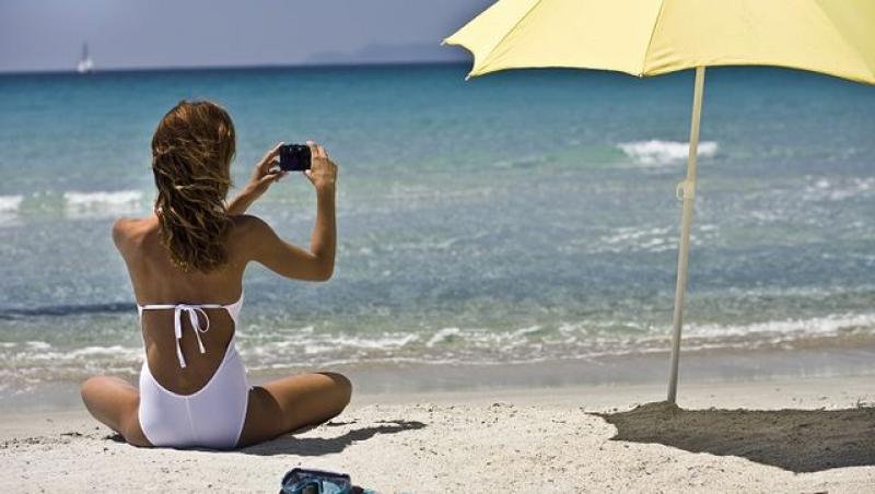 NU RECUNOSC nici în ruptul capului! Ce fac femeile înainte să posteze pe Facebook fotografii din vacanță?
