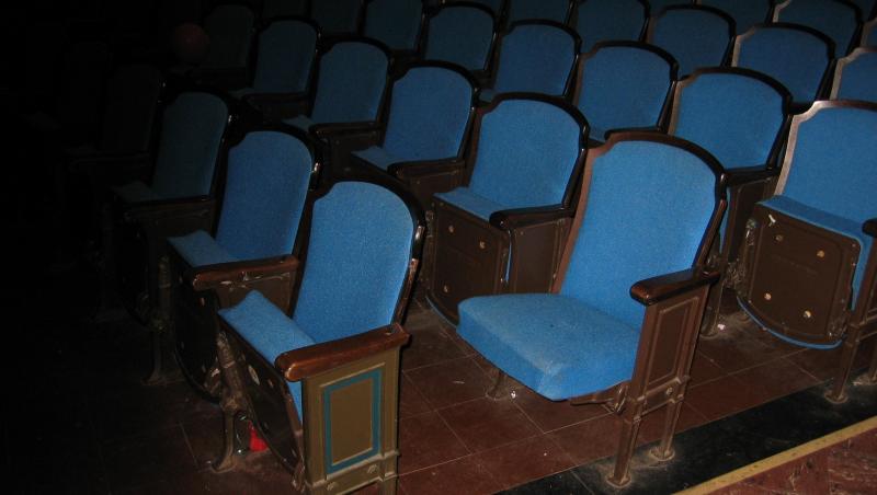 Imagini TERIFIANTE! Camerele de supraveghere au surprins o FANTOMĂ, într-un teatru britanic!