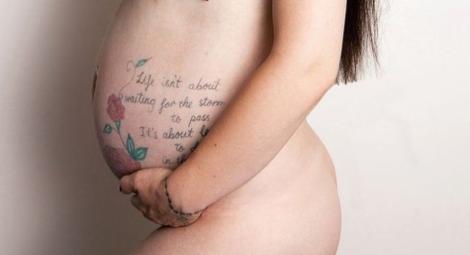 Un spectacol PE BANI! Această femeie însărcinată VINDE ce are mai de preț!