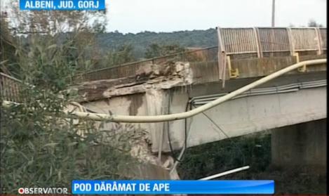 Localnicii din Albeni au rămas izolați după ce singurul pod care permitea accesul în comună s-a prăbuşit
