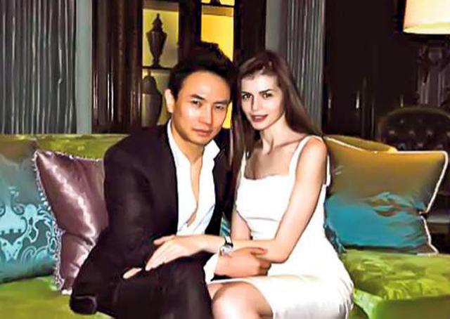 Mai trebuie s-o ceară, că rochia de mireasă-i promisă. Moni și Mr.Pink, un cuplu gata să devină familie?