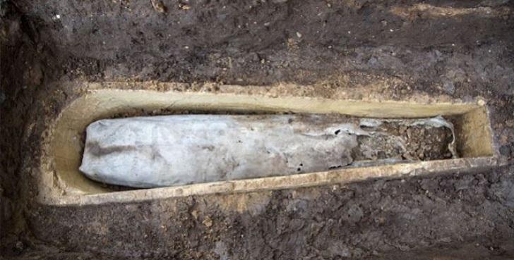 Au trăit ȘOCUL vieții lor! Au fost &Icirc;NGROZIȚI de ce au găsit &icirc;n trupul DESHUMAT al fiului lor